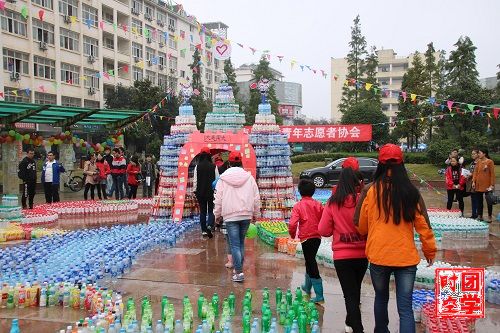空瓶启动微心愿，环保南大我先行  记南昌大学青年志愿者协会“大美南大，微爱漂流”活动