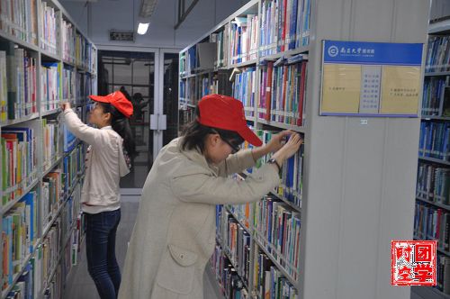 花香读者行，雷锋精神扬――记南昌大学青年志愿者协会学雷锋图书整理活动