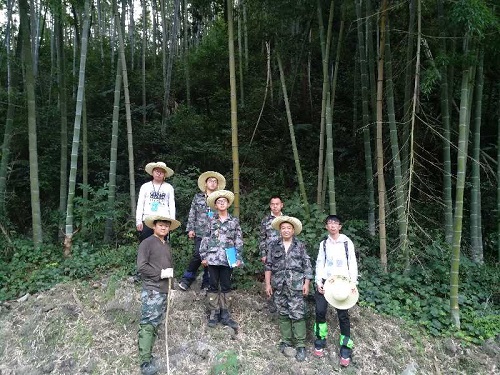 队员们在山间与工作人员合影.jpg