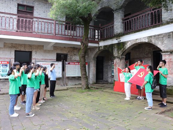 实践队队员在指导老师任晓东带领下宣读入党誓言.jpg