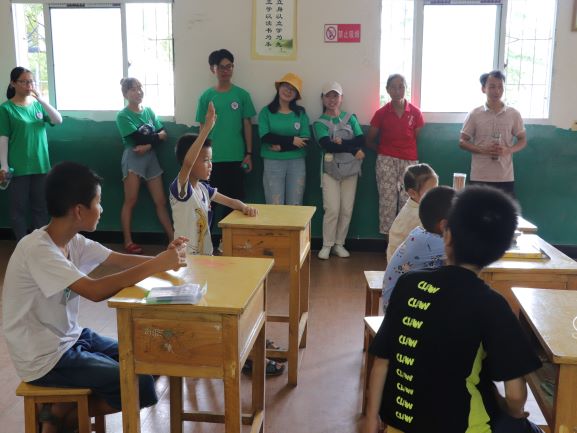 教学过程中小朋友踊跃发言.JPG