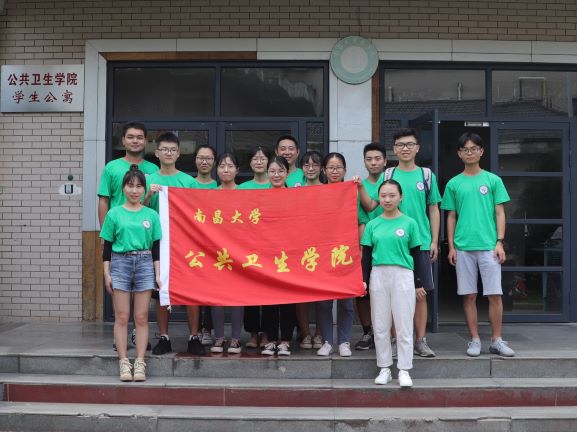 出发前实践队全体成员与指导老师合影.jpg