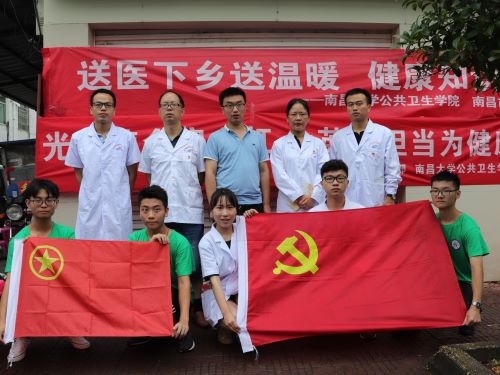 青山湖疾控中心人员与指导老师及实践队队员合影.jpg