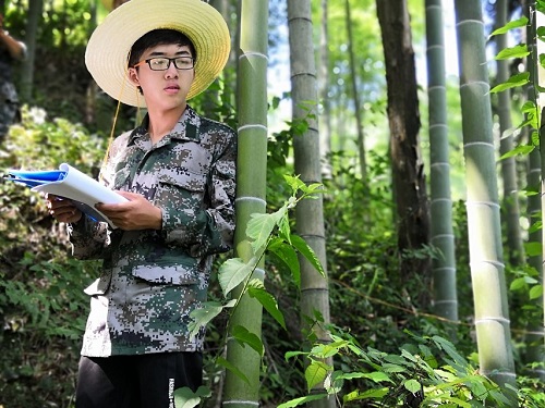 队员正在记录植物信息.jpg