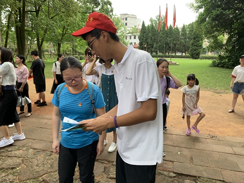 队员向游客耐心讲解.jpg