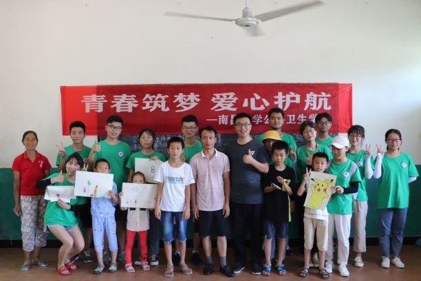 指导老师及实践队全体队员和当地老师学生合影留念.JPG