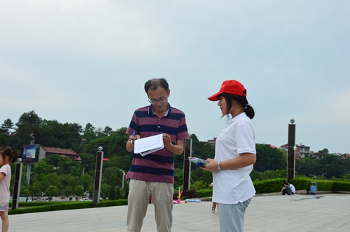 当地市民填写调查问卷.JPG