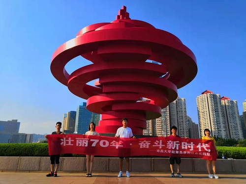 实践队五四广场合影11.jpg
