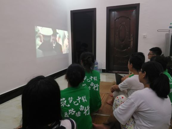 实践队员于傍晚休息间隙观看《建党伟业》.jpg