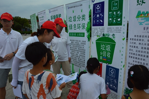 实践队员为小朋友讲解.JPG