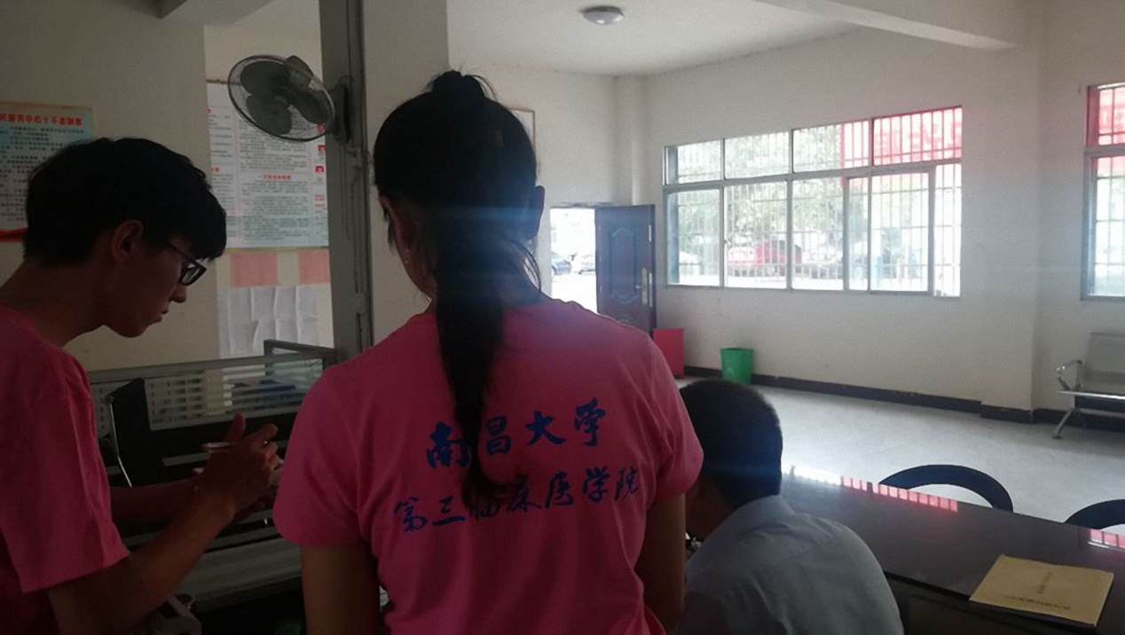 实践队员在采访蓝坊镇当地医保所所长