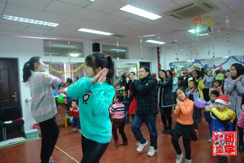 南昌大学关爱教职工子女――记南大青年志愿者协会“童心梦工场”之“圆盘绘画”活动