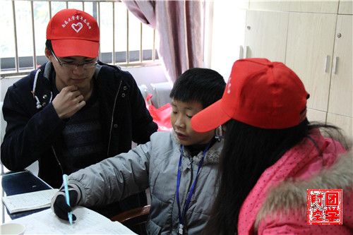 微爱，留住孩子的笑脸 ――“微爱学堂”之利字街爱心支教活动