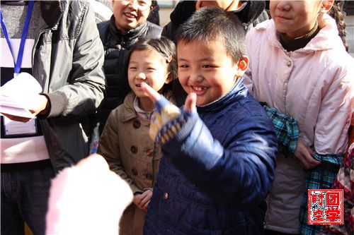 微爱，留住孩子的笑脸 ――“微爱学堂”之利字街爱心支教活动