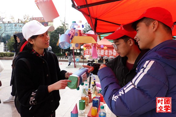 以小瓶铸成大爱，用青春诠释绿色