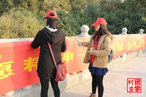 手创环保蓝天，高唱志愿精神――――记“微分补丁 ，积分校容”校内小广告清理活动