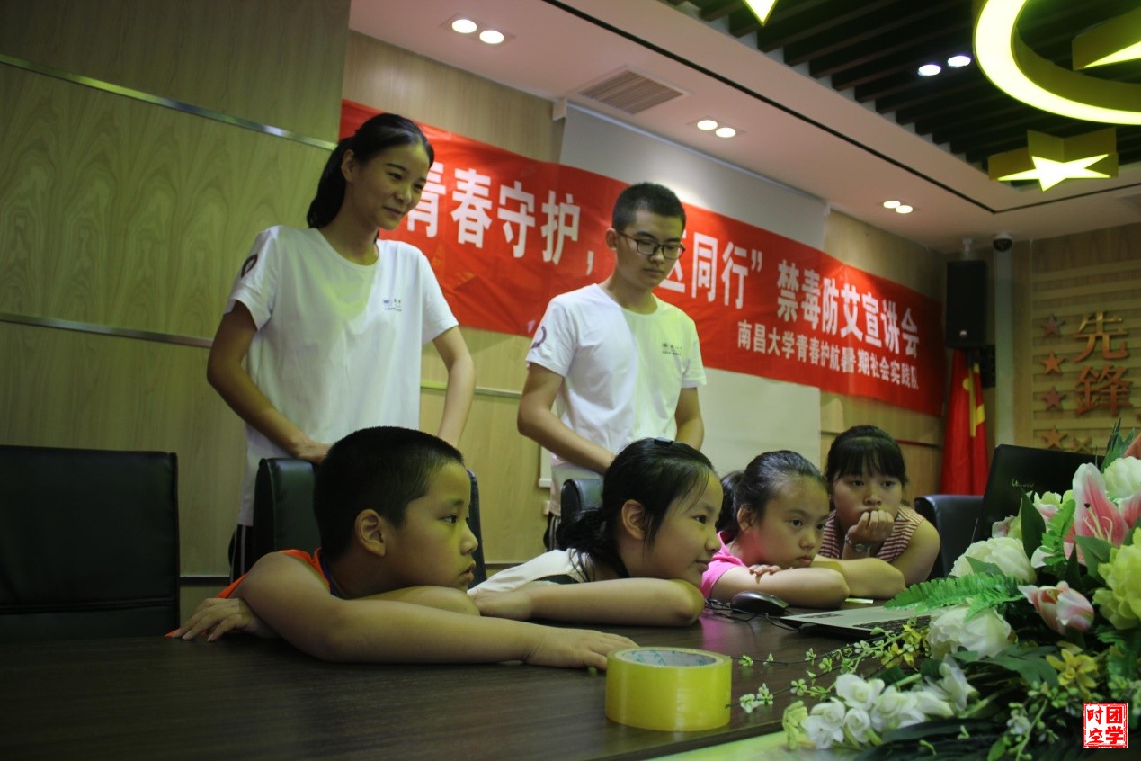 南昌大学志愿者青春护航 禁毒宣传搬上社区课堂