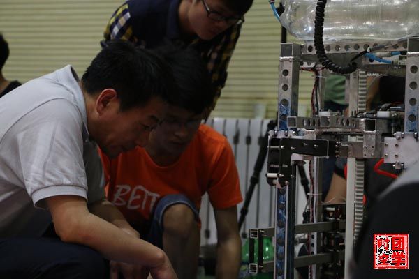 为着梦想，奋勇前进――记南昌大学刘国平教授与他的机器人队
