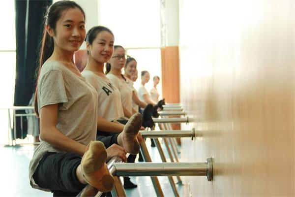 舞乐香樟_传承古韵:南昌大学大学生艺术团征战江西省第八届大学生艺术展演系列报道之四――幕后篇