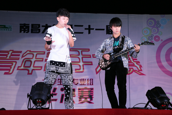 歌声唱响青春魅力_十强脱颖大放异彩