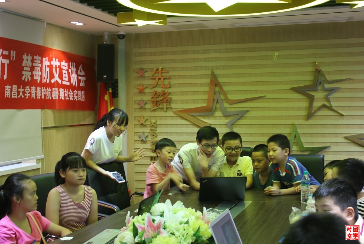 南昌大学志愿者青春护航 禁毒宣传搬上社区课堂