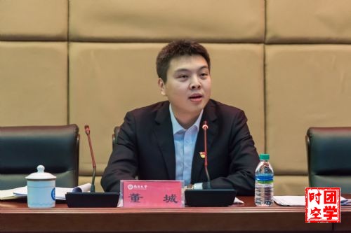 《学习十九大精神_永远在路上――十九大采访归来》讲座在我校顺利举行