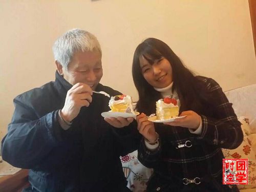 三月雷锋月，融融师恩情――记南昌大学青年志愿者为易老教授庆生活动