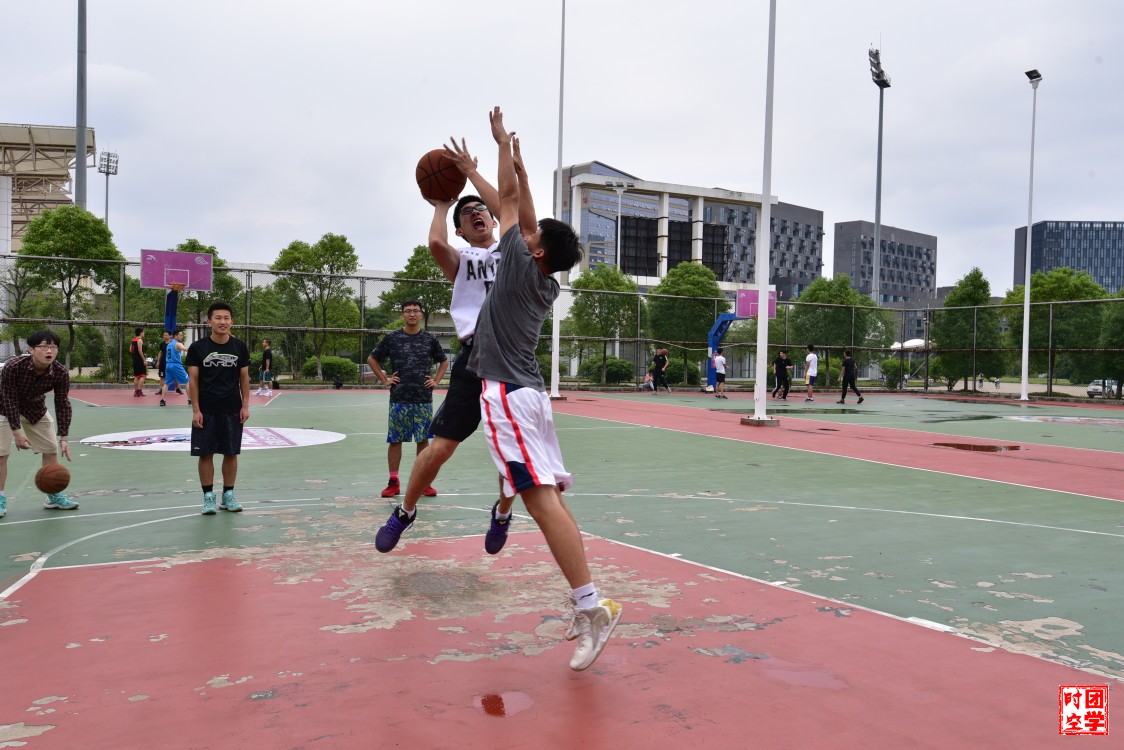 飞扬青春，球场竞技勇争先_――第二届篮球嘉年华圆满落幕