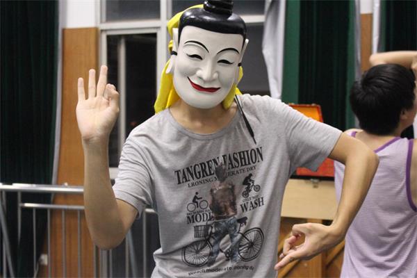 舞乐香樟_传承古韵:南昌大学大学生艺术团征战江西省第八届大学生艺术展演系列报道之四――幕后篇