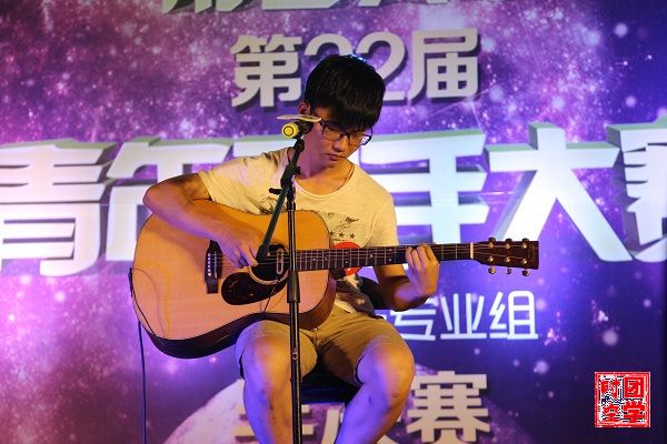 100个南大人的一天系列报道之十_不一样的工科男肖铭呈：自学勇逐梦，向青春致敬