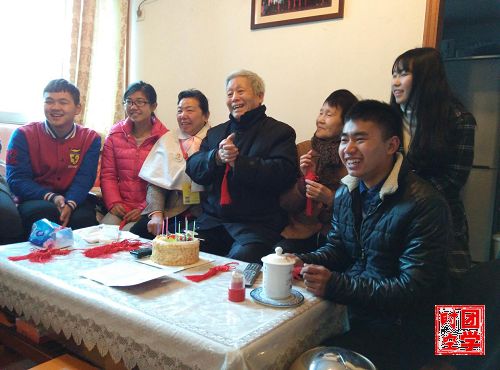 三月雷锋月，融融师恩情――记南昌大学青年志愿者为易老教授庆生活动