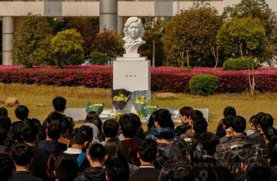 清明风至仰师德　师魂永驻寄追思_南昌大学师生自发纪念石秋杰老师