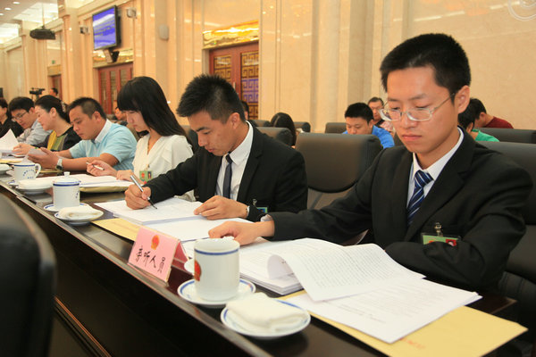 南大青年师生近距离感受省人大常委会体会