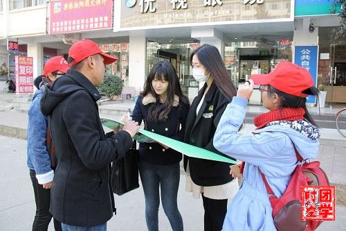 手创环保蓝天，高唱志愿精神――――记“微分补丁 ，积分校容”校内小广告清理活动