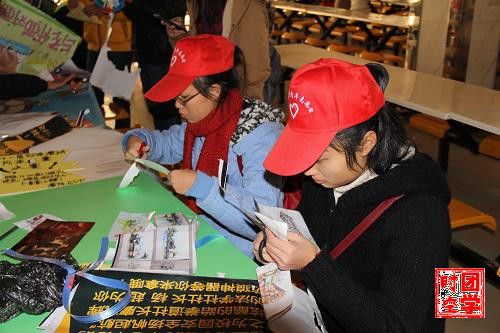 手创环保蓝天，高唱志愿精神――――记“微分补丁 ，积分校容”校内小广告清理活动